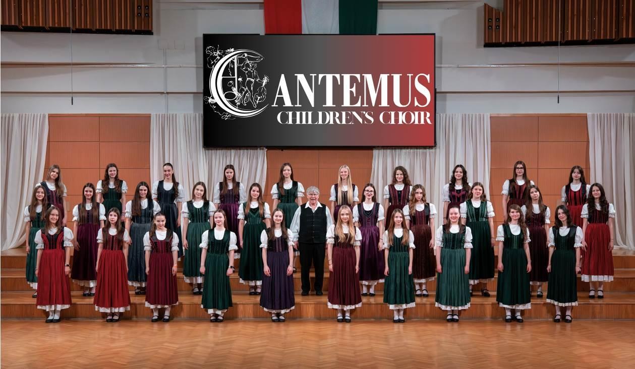 匈牙利 Cantemus 兒童合唱團身著傳統服飾的團體照